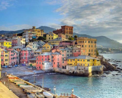 热那亚Lido Blu的水中拥有多彩房屋和船只的城镇