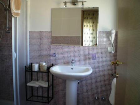 雷卡纳蒂港科尼若牧草酒店的一间带水槽和镜子的浴室