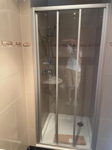 策德尼克Hotel Klement的把淋浴的照片拍到浴室的人