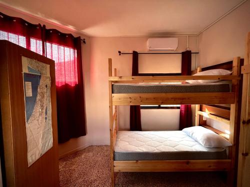 Bayt SāḩūrBeit Zaman hostel的带窗户的客房内的两张双层床