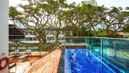 新加坡Nostalgia Hotel的建筑物屋顶上的游泳池