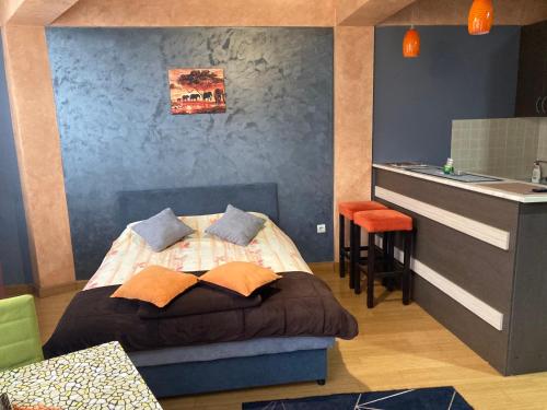 新瓦罗什Apartman Aischa的一间卧室配有一张带橙色枕头和台面的床
