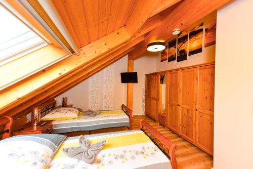 WeiÃŸbachFerienwohnung im Erzgebirge的带三张床和窗户的客房