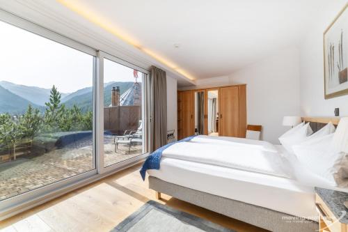 达沃斯Swiss Quality Turmhotel Victoria的一间卧室设有一张床和一个大窗户
