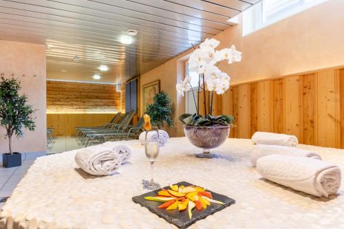 达沃斯Swiss Quality Turmhotel Victoria的一张桌子,上面有毛巾和花瓶