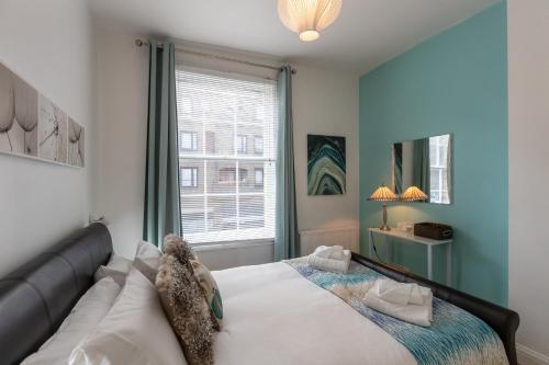 伦敦Experience Vibrant Covent Garden - The Wanderlust by SmartStays的一间卧室设有一张床和一个窗口