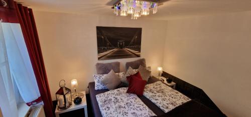 桑德Am alten Deich的卧室配有一张床,墙上挂有绘画作品