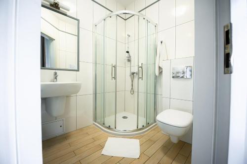 克拉科夫卡齐米三世酒店的带淋浴、卫生间和盥洗盆的浴室