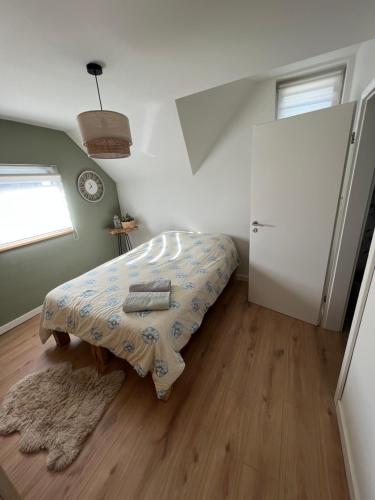 默桑西Charming house on the Luxembourg border的一间小卧室,配有床和窗户
