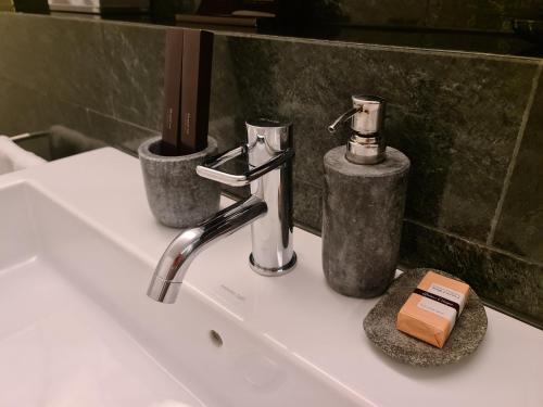 卢塞恩卢塞恩湖景公寓的浴室水槽配有水龙头和肥皂