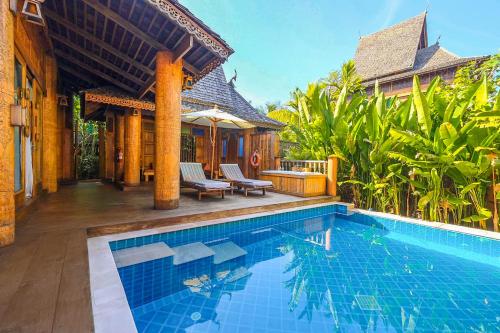 纳泰海滩Santhiya Phuket Natai Resort & Spa的别墅前的游泳池