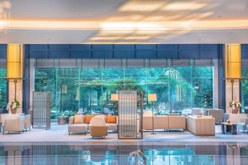 青岛青岛鑫江温德姆酒店的酒店大堂,中间设有游泳池