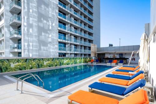 迪拜温德姆迪拜码头酒店的游泳池的图片