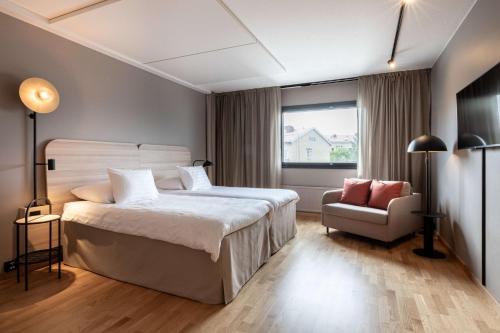 罗瓦涅米斯堪迪克博涵霍维旅馆的卧室配有床、椅子和窗户。