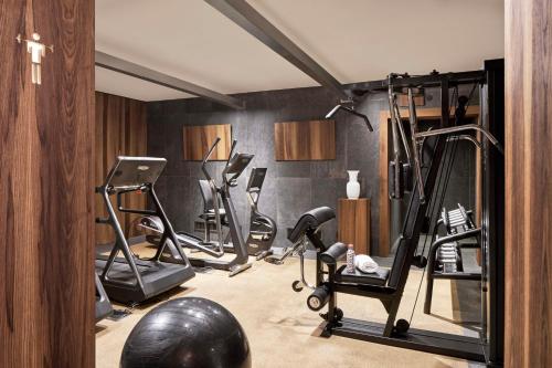 米兰Hyatt Centric Milan Centrale的一间健身房,里面设有数个健身器材