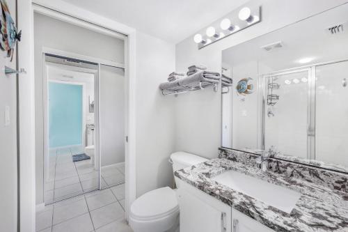 马可岛Beach Club 403的浴室配有卫生间、盥洗盆和淋浴。
