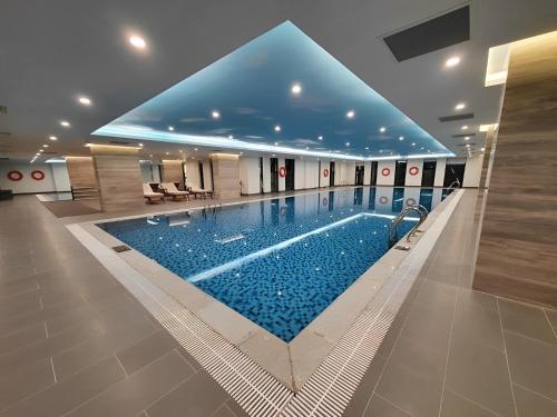 河内NanaHousing-Vinhomes Skylake-Luxury Apartment near Keangnam的大楼内的大型游泳池