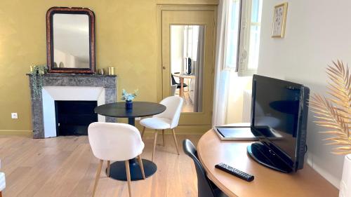 昂热Maison Bossoreil - Chambre Layon的客厅配有电视和桌椅