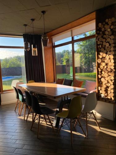 米戈韦MiShelter的用餐室配有大型木桌和椅子