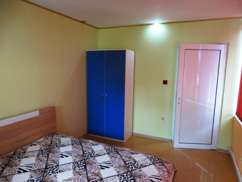 SilistraApartaments Viktoria的一间卧室设有蓝色橱柜和门