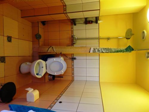SilistraApartaments Viktoria的一间带卫生间和黄色墙壁的浴室