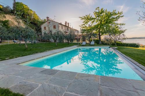 马焦内La Folaga del Trasimeno的一座房子后院的游泳池