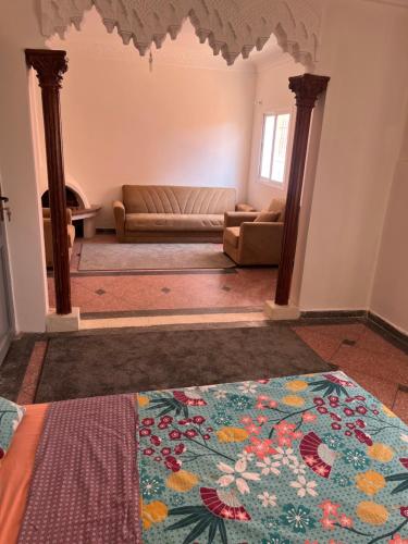 RiahVilla De Plage的带沙发和地毯的客厅