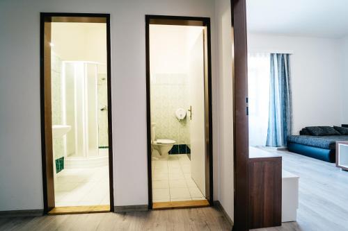 特热博涅附近赫卢姆Lesák rekreační středisko的浴室设有玻璃门,可通往卧室