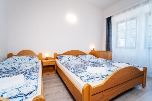 特热博涅附近赫卢姆Lesák rekreační středisko的带窗户的客房内设有两张单人床。