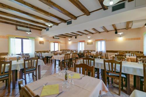 迪瓦查维尔宾家园农家乐的餐厅配有桌椅和白色的桌布