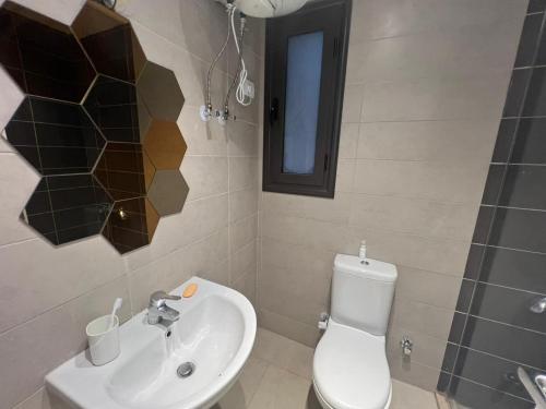 赫尔格达Studio EL Gouna G-Cribs的一间带卫生间、水槽和镜子的浴室