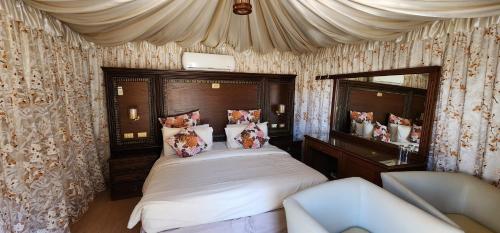 瓦迪拉姆Go bedouin camp的一间卧室配有一张大床和镜子