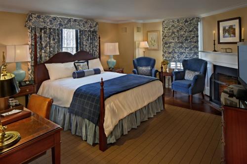 阿默斯特Inn on Boltwood的酒店客房配有一张床和一个壁炉。