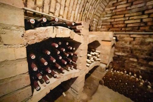 RohatecVinný sklep Kovárna的酒窖里放着一大堆葡萄酒瓶