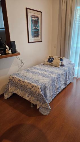 贝洛奥里藏特Flat - Apart-hotel的一间卧室配有一张床铺,床上有毯子