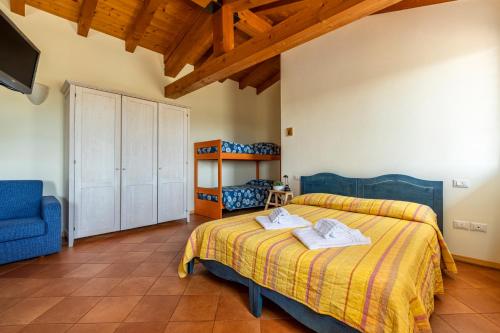 马罗斯蒂卡L'Oro Rosso的一间卧室配有一张床和一张蓝色椅子