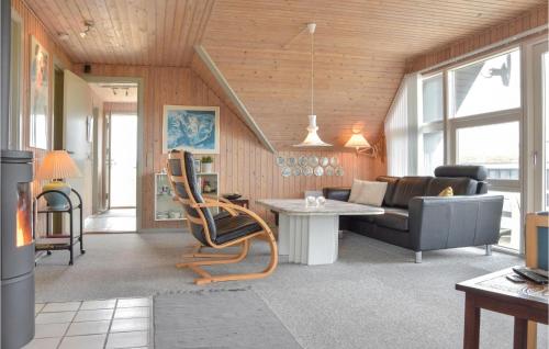 Nørre LyngvigStunning Home In Ringkbing With Kitchen的客厅配有沙发和桌子