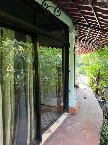 San GerardoBotanica Gardens and Eco Lodge的房屋的开放式滑动玻璃门