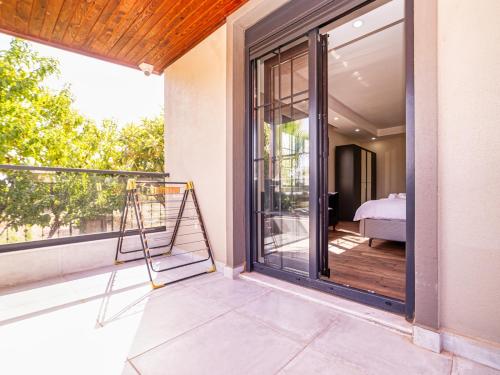 安塔利亚Lux Villa w Balcony Pool Sauna Garden in Antalya的阳台设有通往卧室的门。