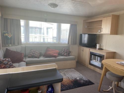 纽顿2 Bedroom Caravan - Ash 51, Trecco Bay的带沙发和电视的客厅