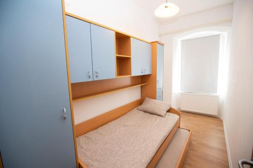 波斯托伊纳Newly adapted 3-room apartment的小房间设有床和窗户