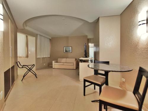 马林加玛琳加梅特罗普尔酒店的客厅配有桌子和沙发