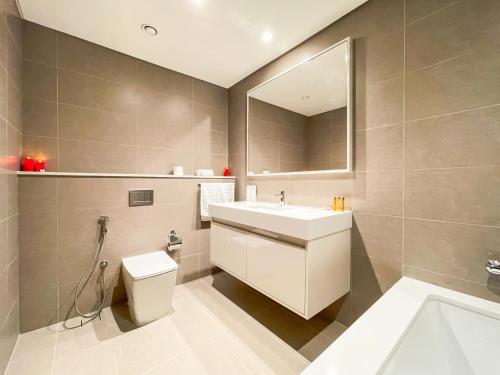 迪拜Amazing apartment next to Dubai Mall 160BR-2的一间带水槽、卫生间和镜子的浴室
