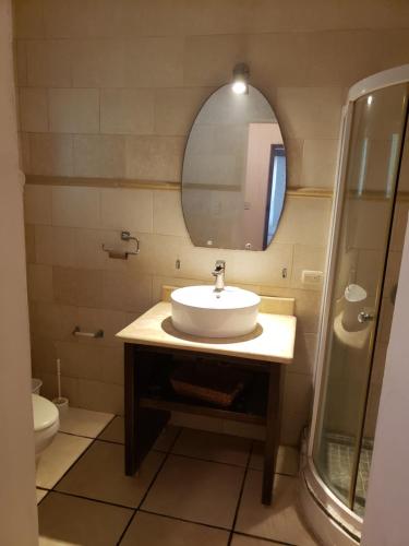 璜多里奥Metro Country Club的一间带水槽和镜子的浴室
