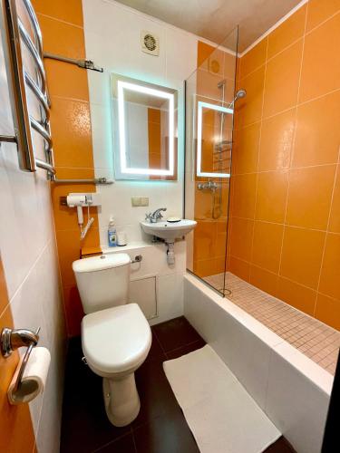 切尔尼戈夫Квартира Сапфір Avenue Myru 35a的浴室配有卫生间、盥洗盆和淋浴。