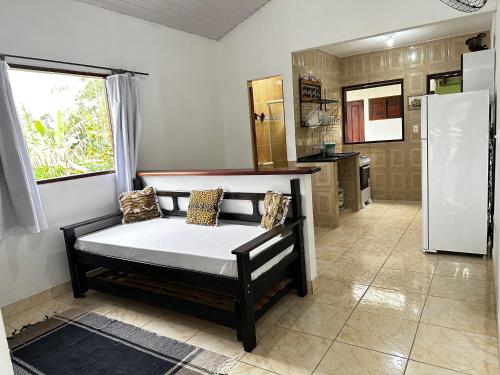 帕拉蒂Casa Perto do Centro的带床的客房,位于带窗户的厨房