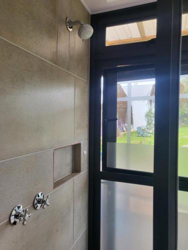 Riebeek-WesThe tiny home的带淋浴的浴室和玻璃门