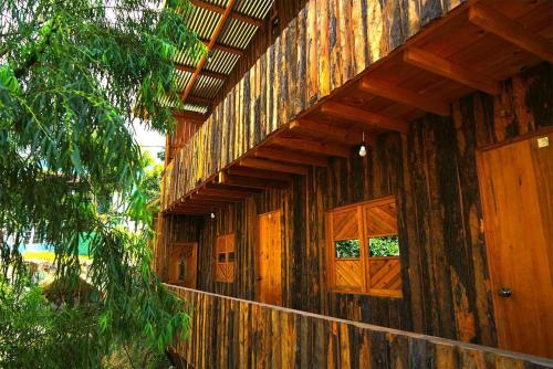 圣马科斯拉拉古纳Casa Madera的一面有门的木结构建筑