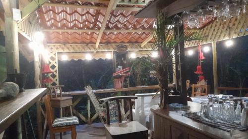 La SuizaCorredores del Pacuare的一间设有酒吧、椅子和植物的房间