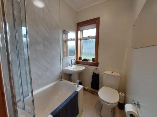因纳利森Cosy flat in Innerleithen的带浴缸、卫生间和盥洗盆的浴室